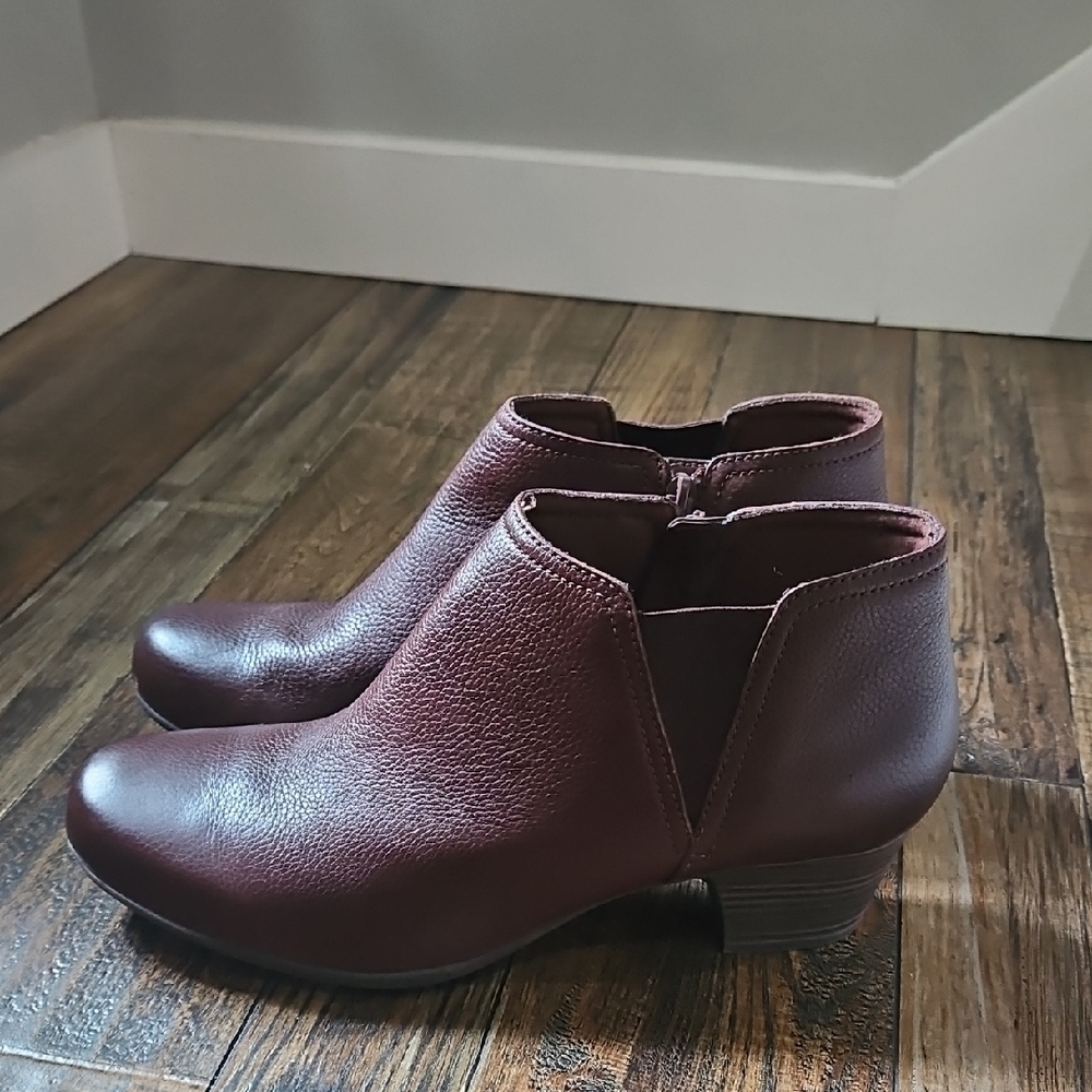 Clarks Collection Women's Brown Leather Ankle Boots. Size 11